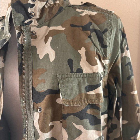 Camouflage utility jacket with button up and zip front - Picture 9 of 14